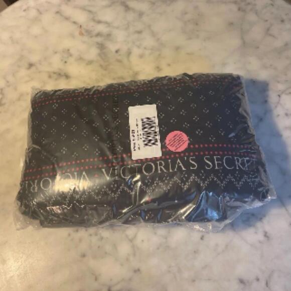 Victoria’s Secret Holiday Sherpa Throw Blanket - Picture 3 of 4